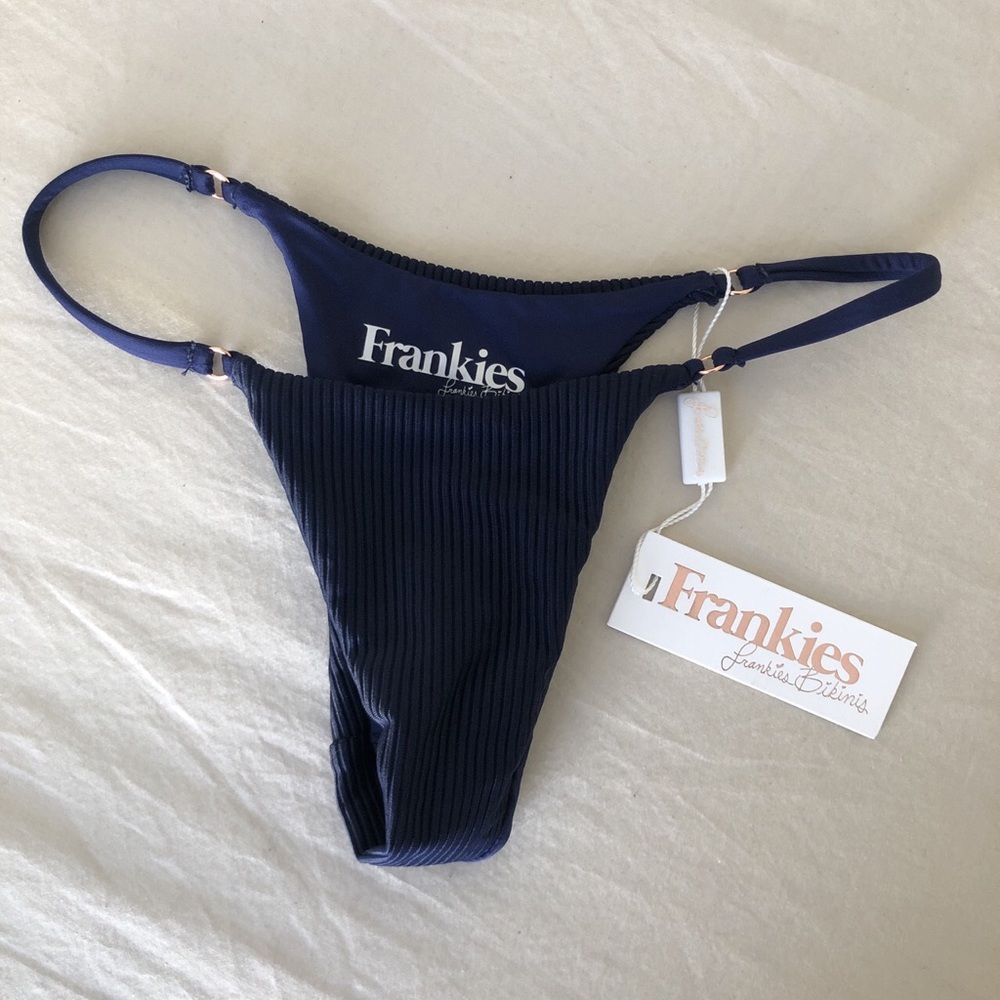 BNWT Frankie’s bikinis Sara bottoms navy!